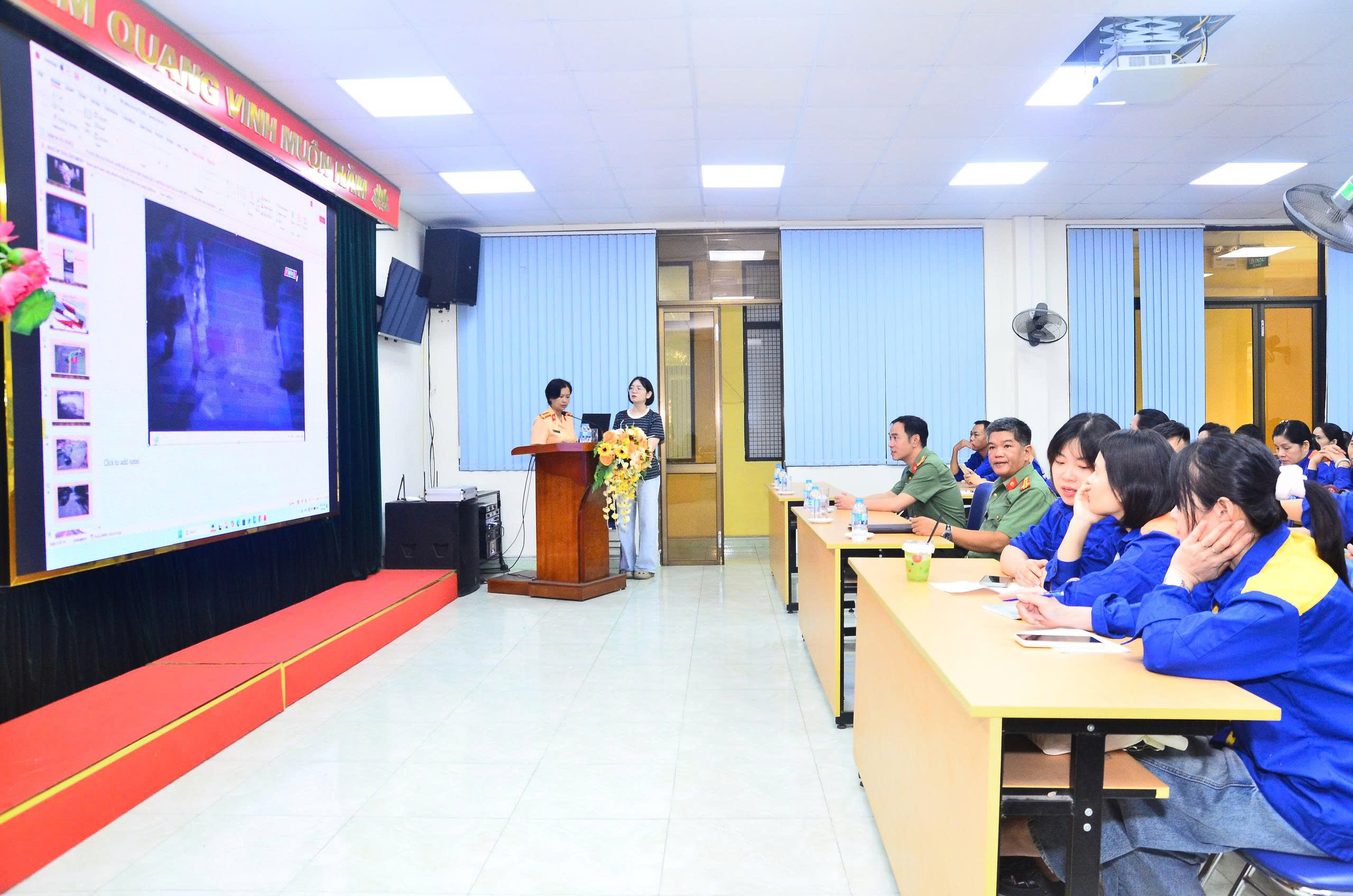 Phòng Cảnh sát giao thông: Tuyên truyền an toàn giao thông cho hơn 100 cán bộ, công nhân viên Công ty Thoát nước